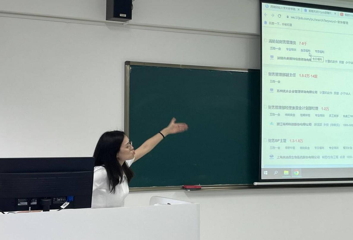图片包含 室内, 女人, 男人, 监控描述已自动生成